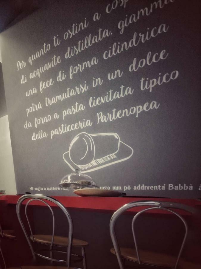 Next Stop Couette-café Naples